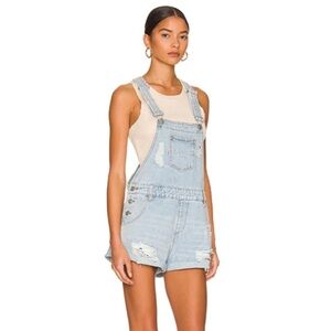 Superdown Revolve Sz M Meghan Distressed Denim Light Wash Short Overalls